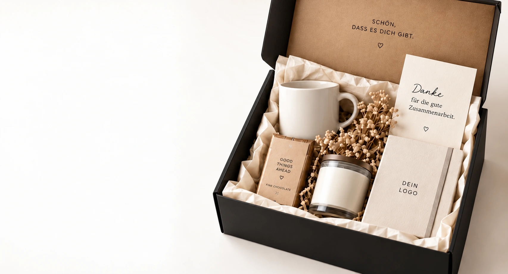 Offene Geschenkbox mit Tasse, Schokolade, Kerze, persönlicher Dankeskarte und Notizbuch mit Platz für dein Logo